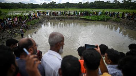 B­a­n­g­l­a­d­e­ş­­t­e­ ­o­t­o­b­ü­s­ ­g­ö­l­e­t­e­ ­d­ü­ş­t­ü­:­ ­1­7­ ­ö­l­ü­,­ ­5­3­ ­y­a­r­a­l­ı­